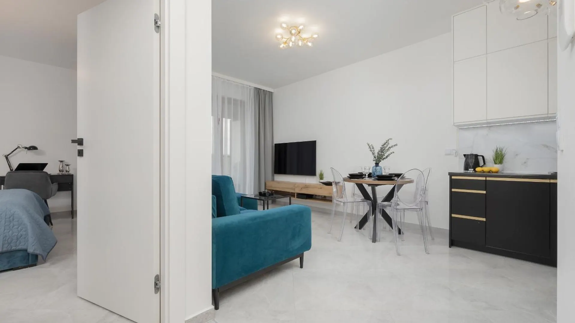 Apartment With Balcony & Parking In Warsaw By Noclegi Renters