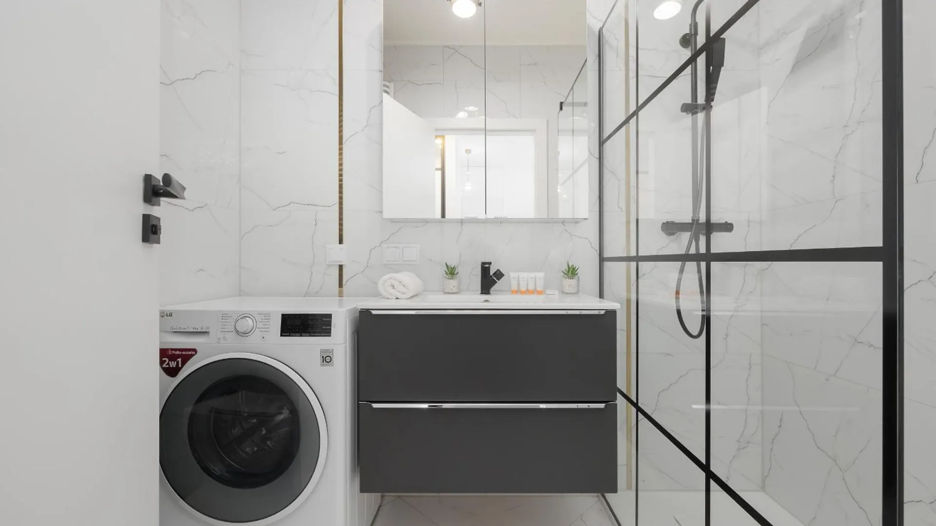 Apartment With Balcony & Parking In Warsaw By Noclegi Renters 0*,