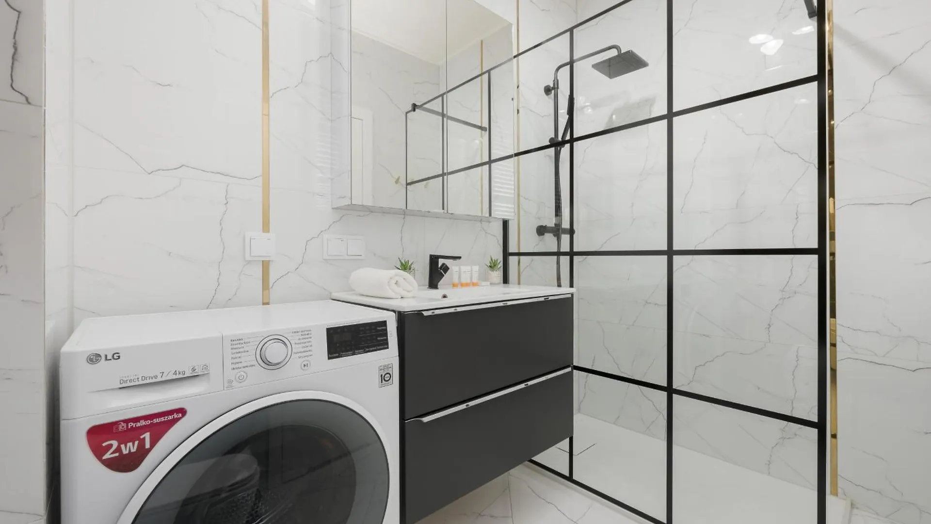 Apartment With Balcony & Parking In Warsaw By Noclegi Renters