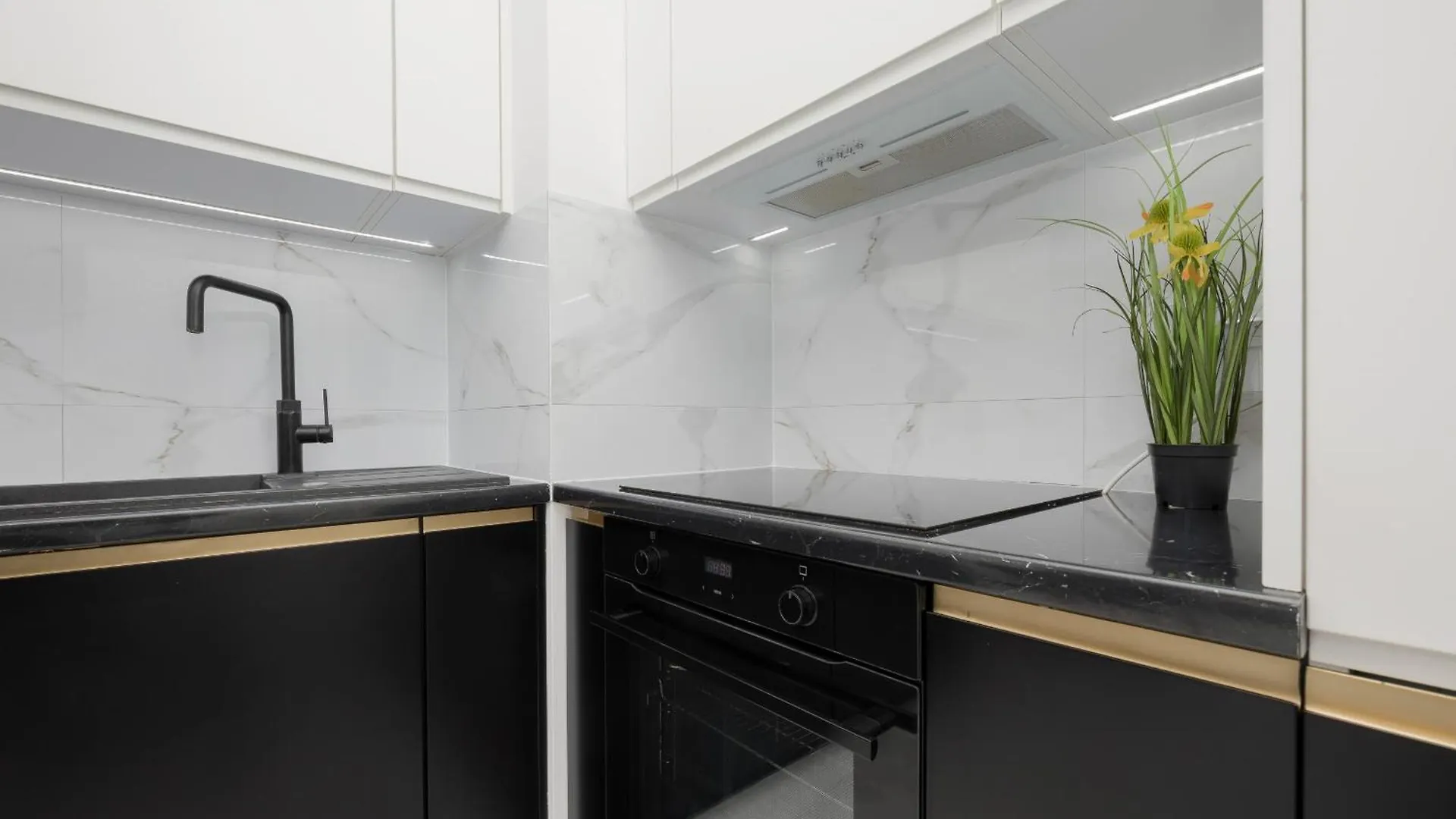 Apartment With Balcony & Parking In Warsaw By Noclegi Renters Polen
